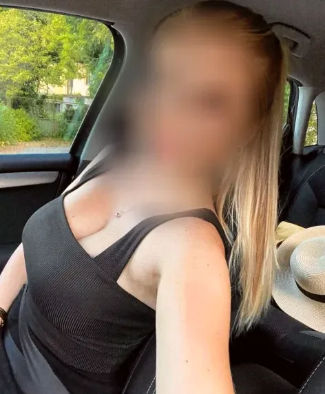 Manuela, 33