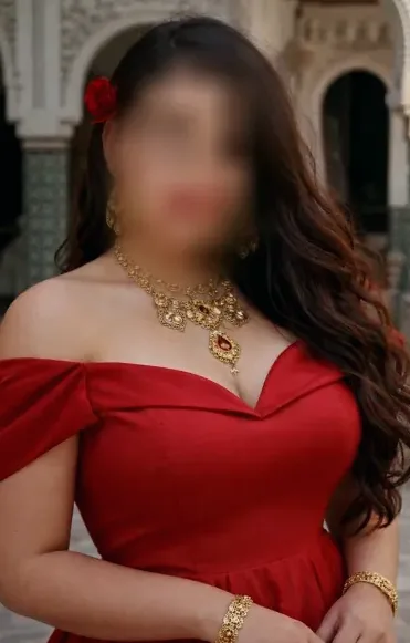 Zeynep, 29